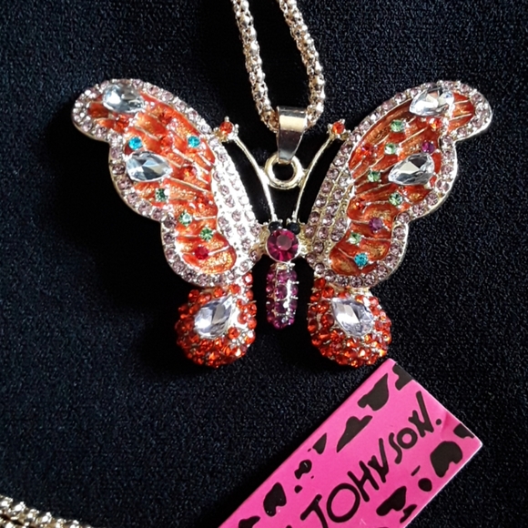 CRYSTAL BUTTERFLY NECKLACE - Picture 3 of 5